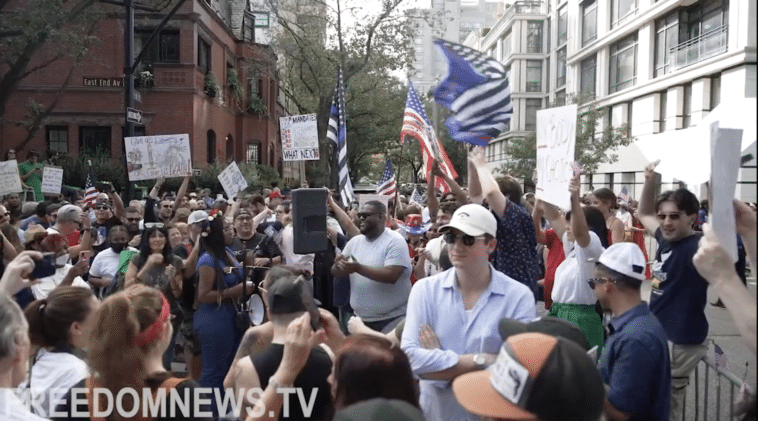 Hundreds of anti-vaccination mandate activists march on Gracie Mansion/FreedomNews.tv
