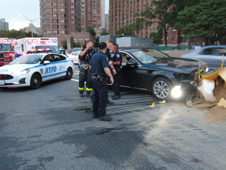 Diver and passengers flee after crash on the FDR Drive/Upper East Site
