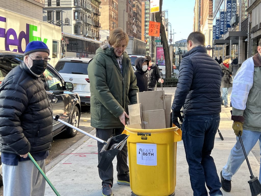 Volunteers clean up East 86th Street/Upper East Site