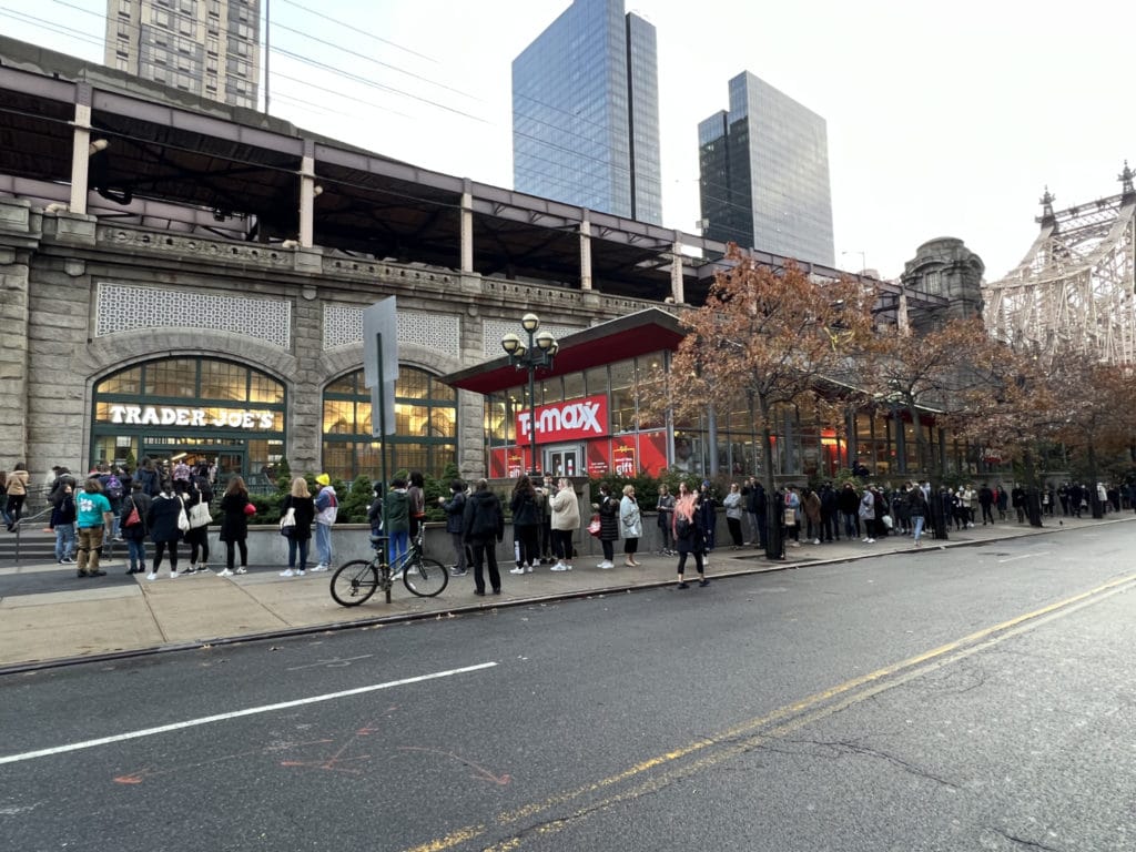 Crowds wait outside the new Trader Joe's Bridgemarket store/Upper East Site