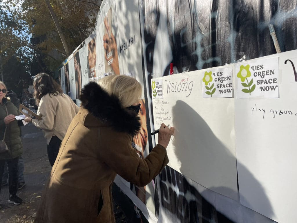 Rep. Maloney signs petition for community garden in December/Rep. Carolyn Maloney's Office