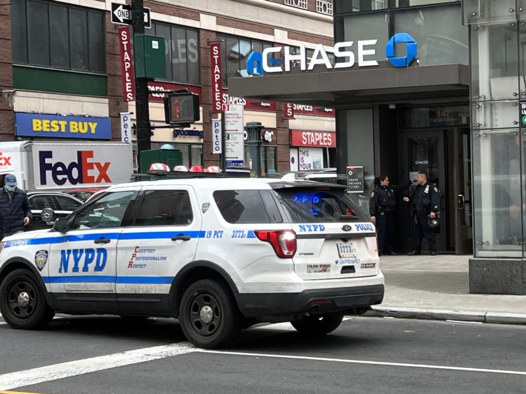 Police investigate robbery at Chase bank on East 86th Street/Upper East Site