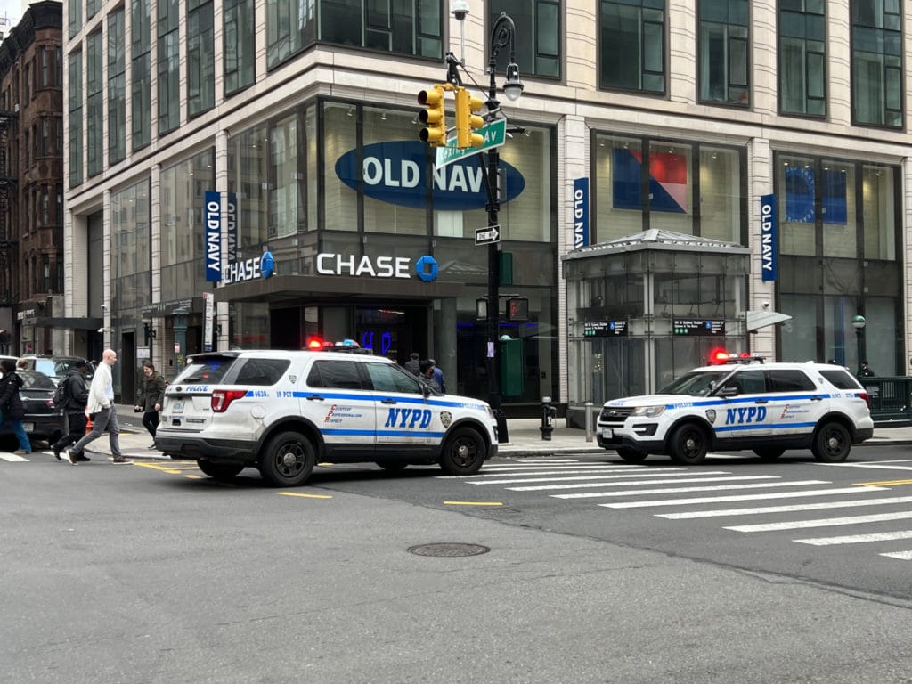 Police investigate robbery at Chase bank on East 86th Street/Upper East Site
