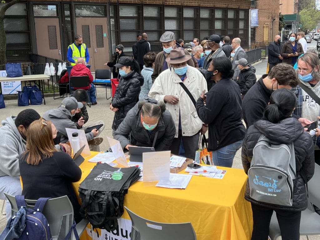 UES public housing residents sign up for free broadband internet/Upper East Site