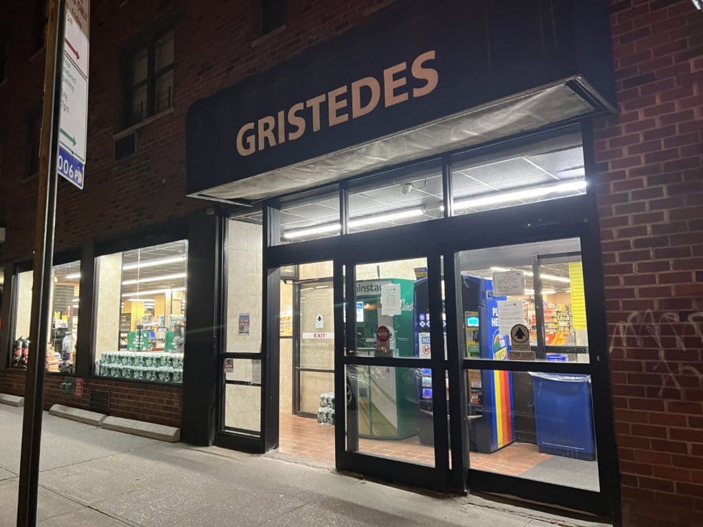 Workers at this UES Gristedes were tied up during a gunpoint robbery/Upper East Site