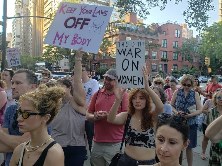 Briana Vanegas, center, joined hundreds at Carl Schurz Park on Saturday to rally for abortion rights | Nora Wesson for Upper East Site