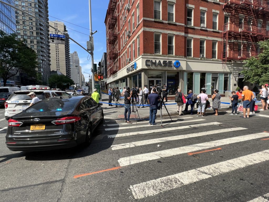 Security guard stabbed at UES chase bank | Upper East Site