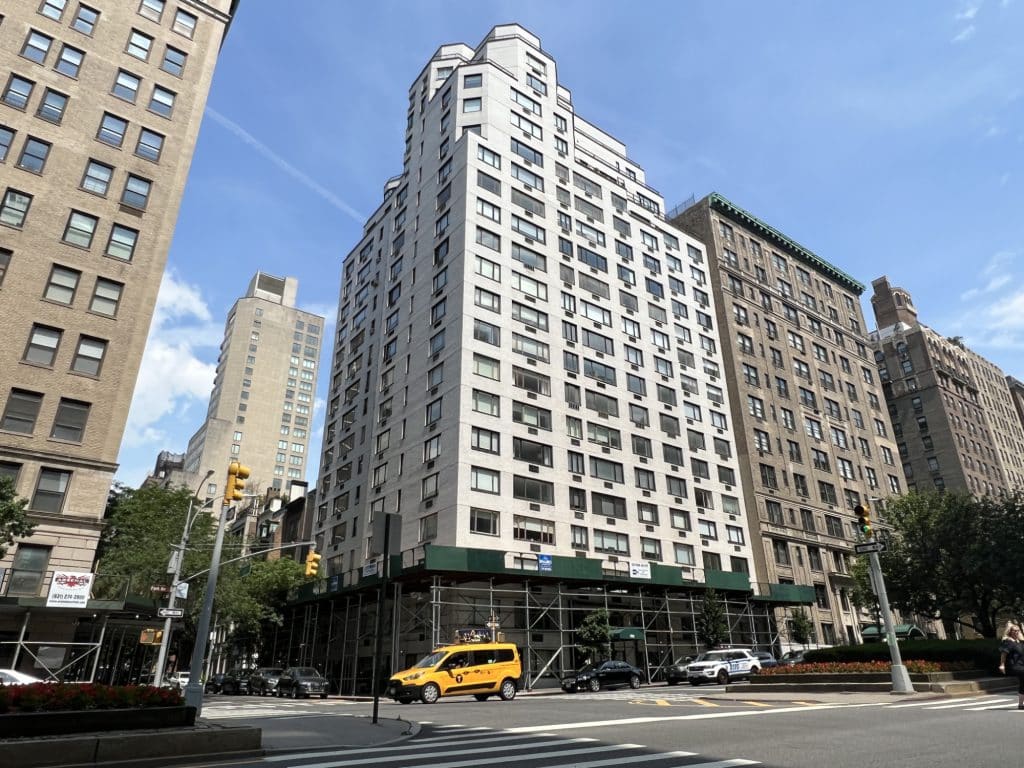 Man falls to his death while cleaning windows at 920 Park Avenue | Upper East Site