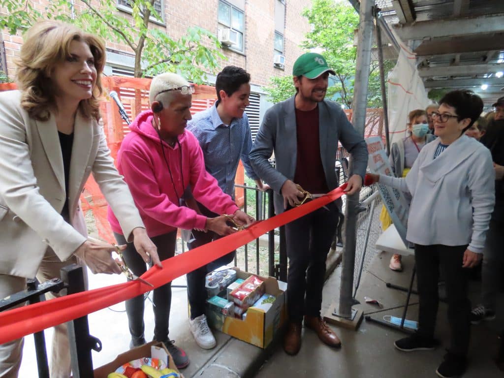 Left to right: Council Member Julie Menin, Holmes Towers Tenant Association President Sandra Perez, Rabbi Hilly Haber and Grassroots Grocery founder Dan Zauderer at Thursday's ribbon cutting | Nora Wesson/Upper East Site