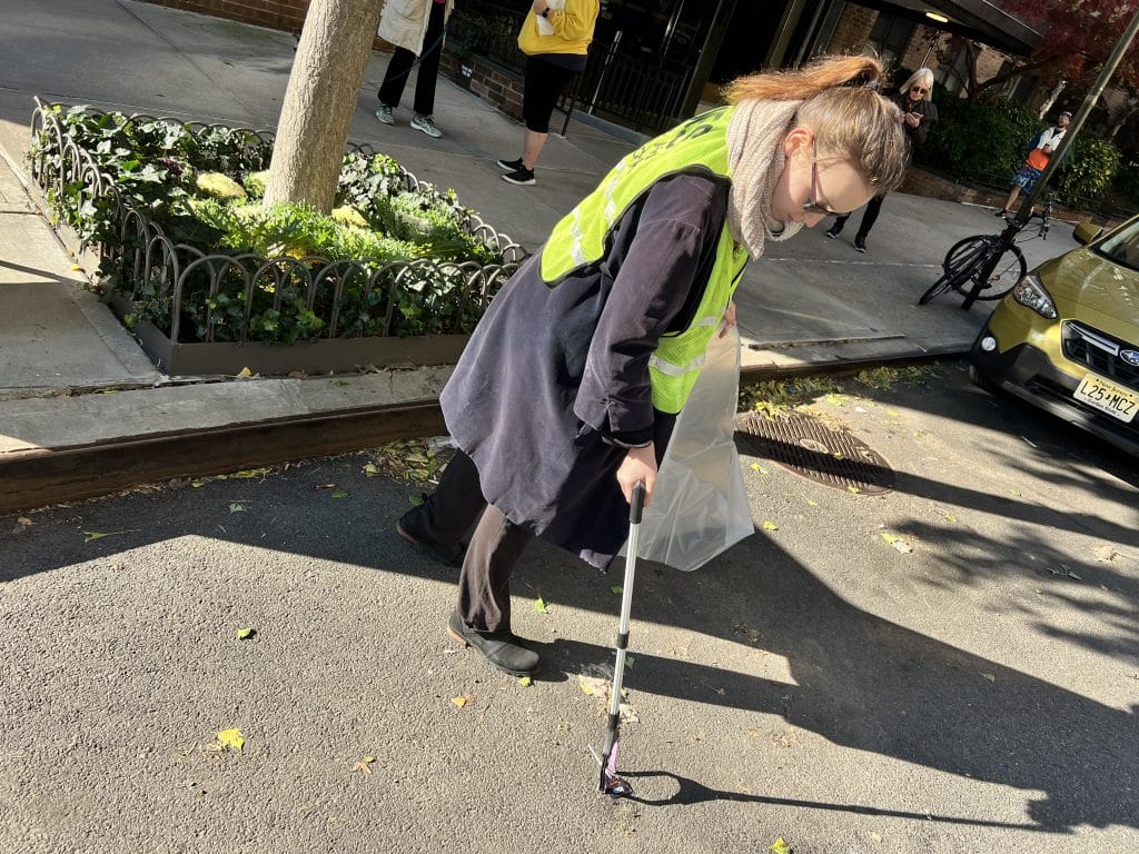 Volunteers pick up trash on Upper East Side sidewalks Thanksgiving morning | Patrick Bobilin