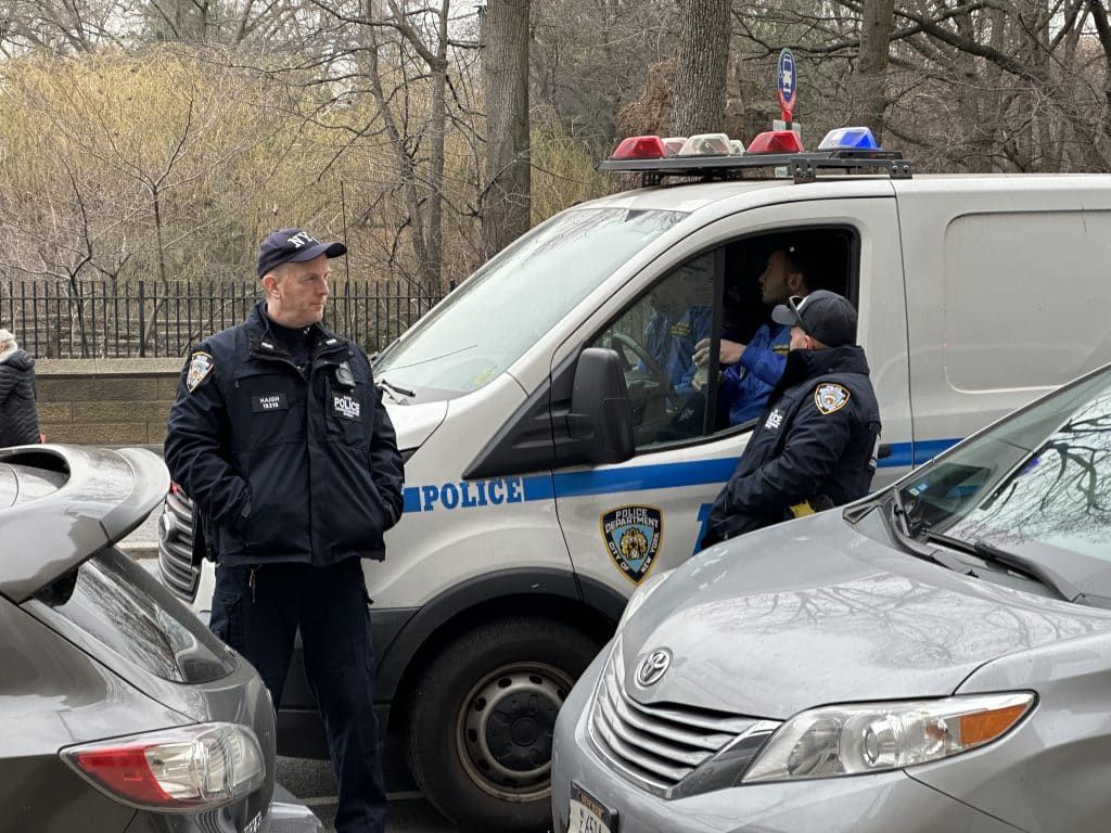 Officers from the Upper East Side's 19th Precinct and NYPD Counterterrorism bureau deployed outside Temple Emanu-El | Upper East Site