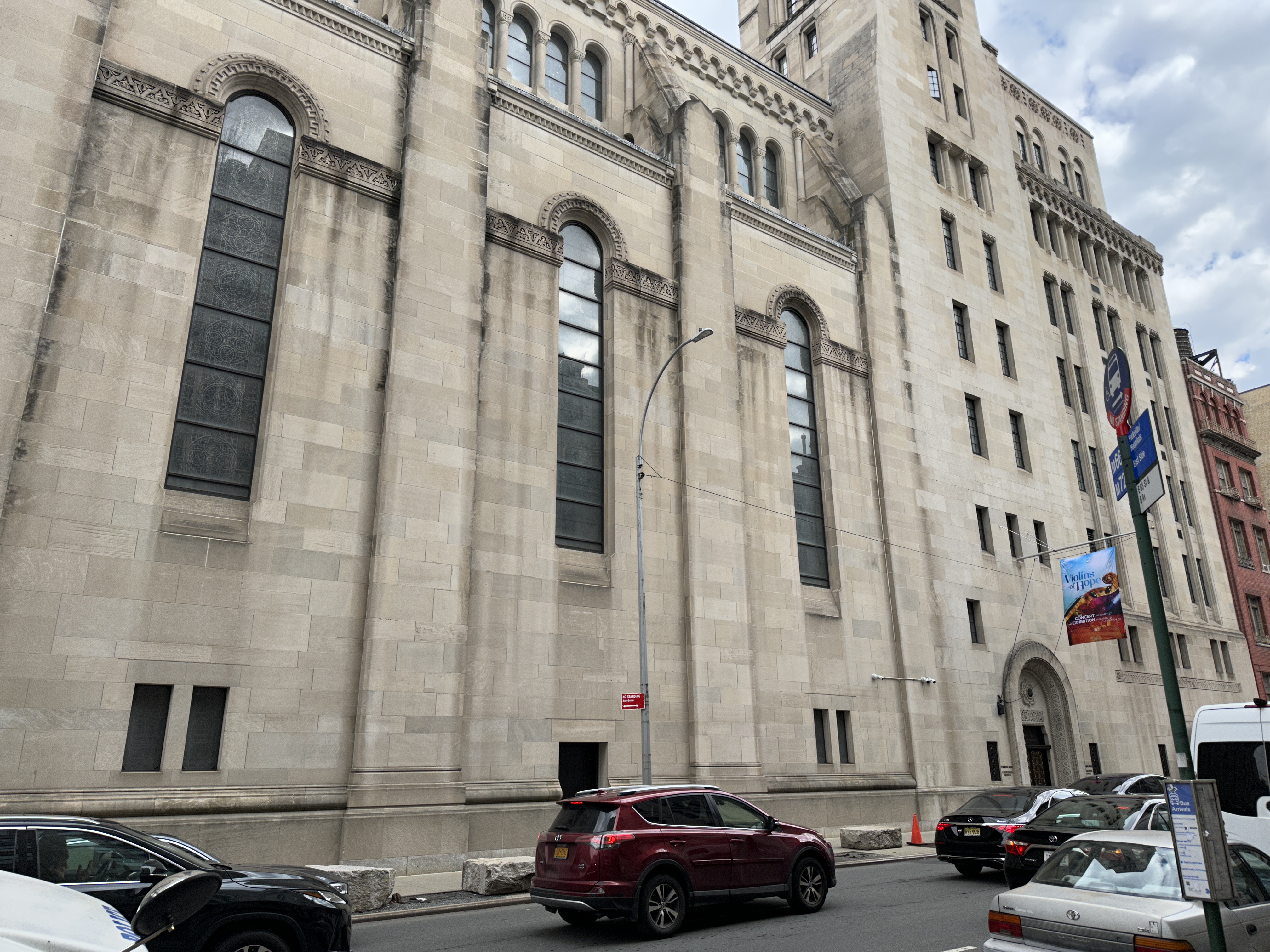 Another proposed 5G tower site is on a streetlight less than 10 feet from Temple Emanu-El | Upper East Site