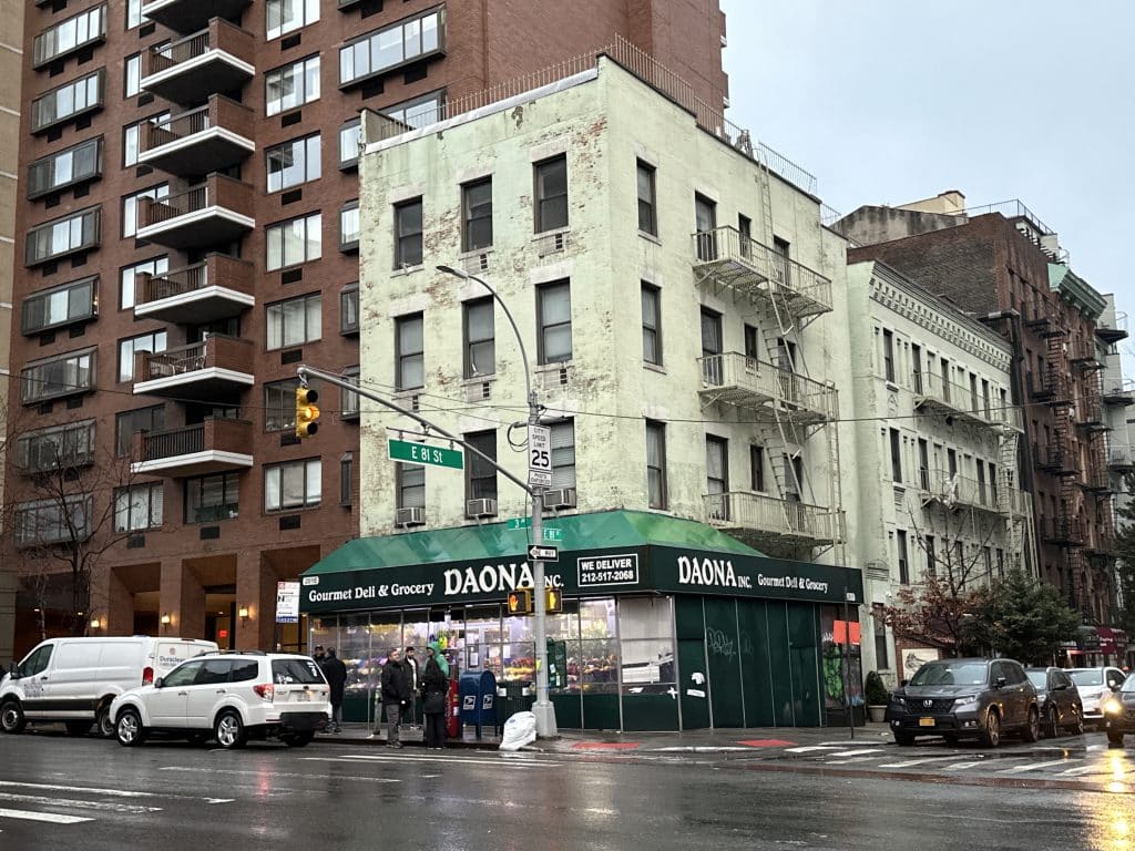 Daona Gourmet Deli & Grocery is located at 201 East 81st Street | Upper East Site