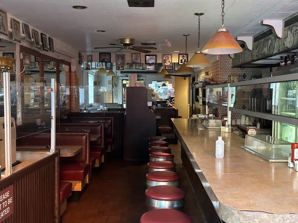 Neil's Coffee Shop sits empty following its eviction from its longtime UES space | Upper East Site