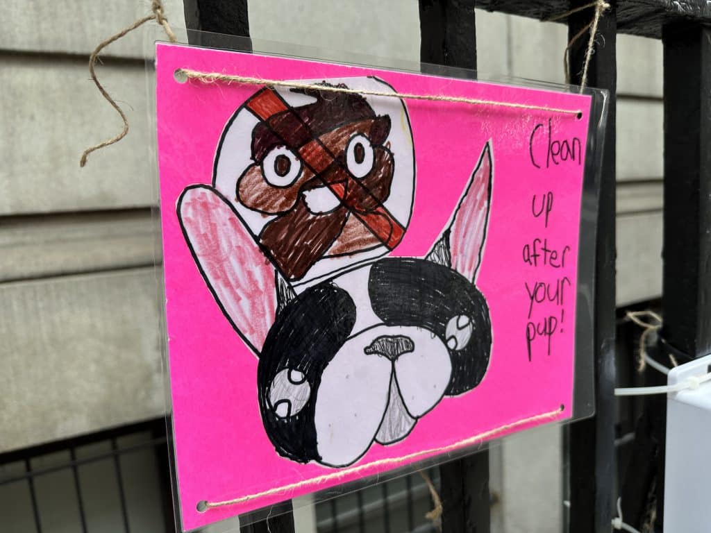 A hand-drawn sign outside PS 527 on the UES urges dog owners to clean up after their pet | Upper East Site
