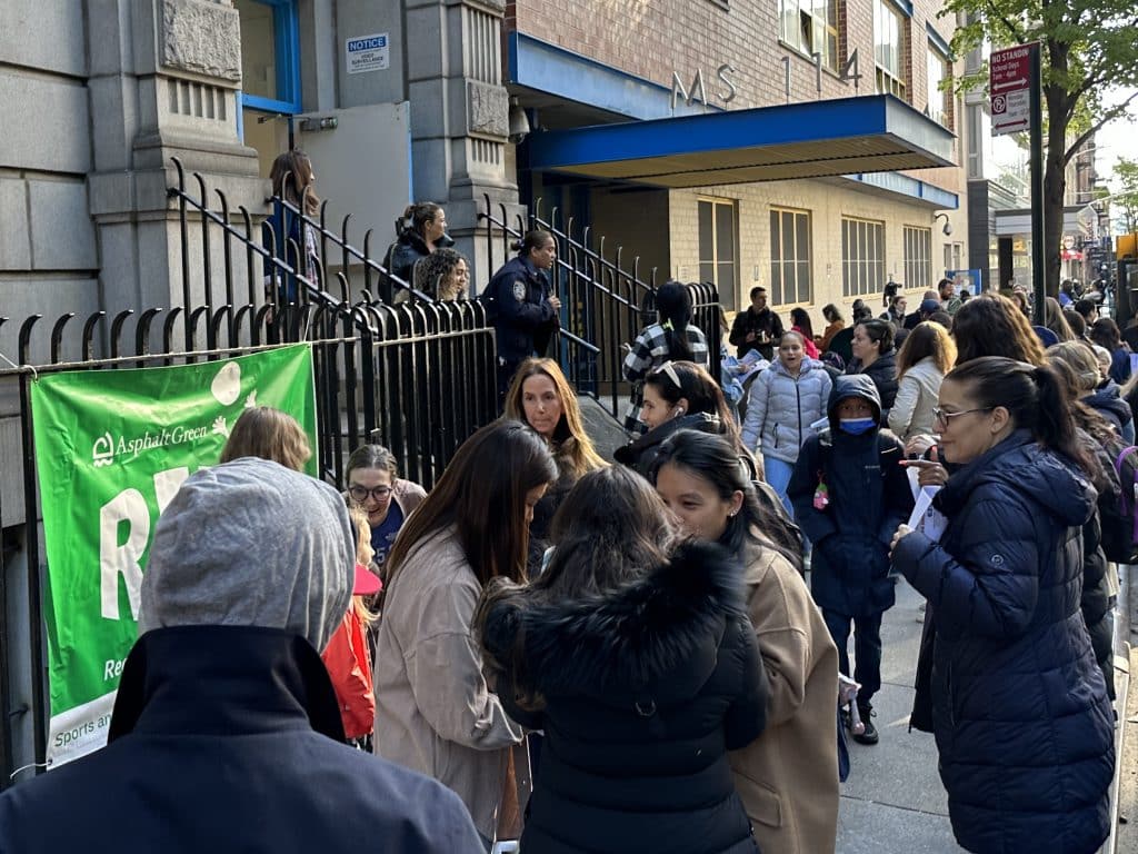 Teachers rallied in front of PS 527/East Side School for Social Action and MS 114/East Side Middle School on Monday morning | Upper East Site