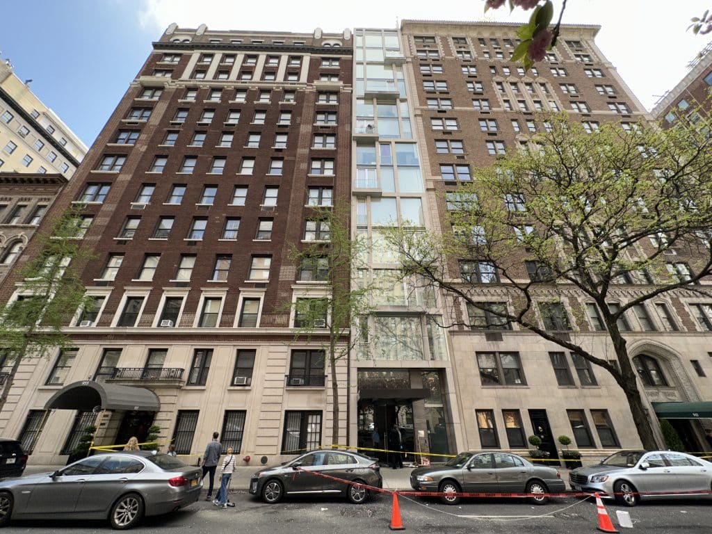 The glass fell from the ninth floor of 949 Park Avenue, between East 81st and 82nd Streets | Upper East Site