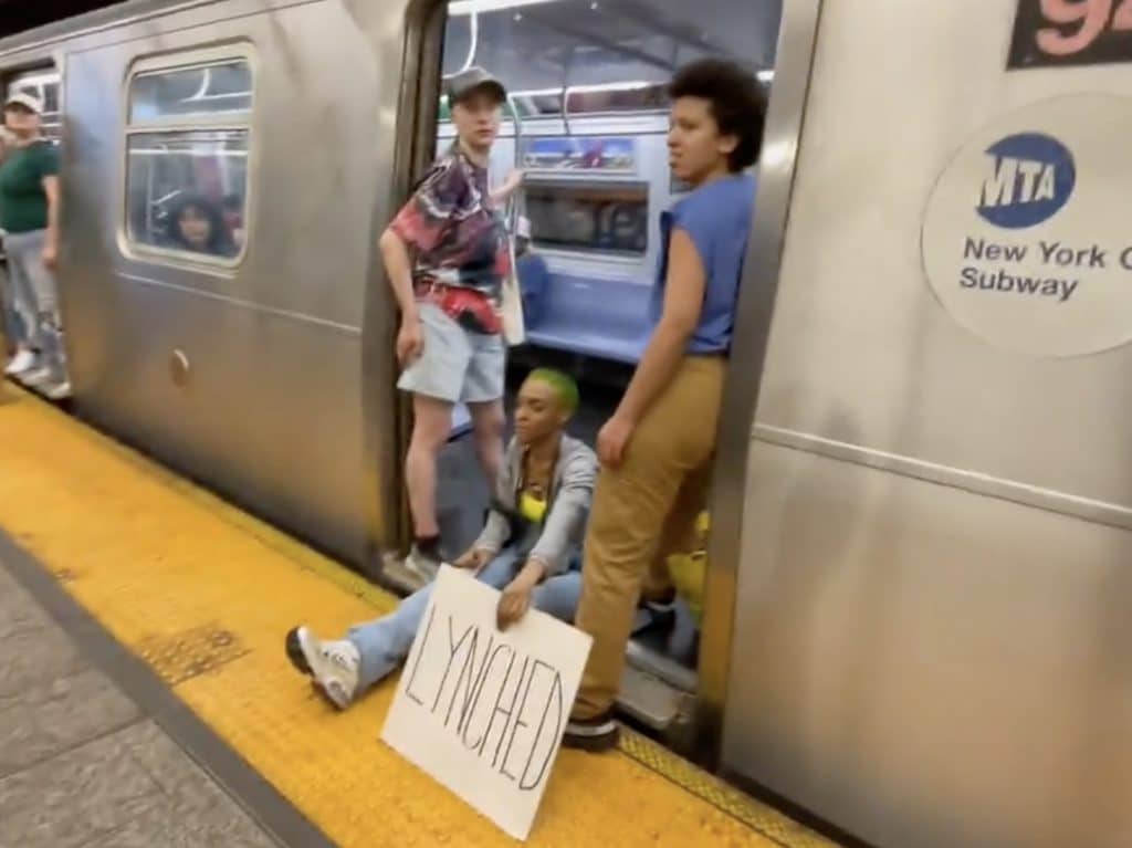 Protesters blocked the doors on an (F) train, preventing it from leaving the station | Talia Jane @taliaotg