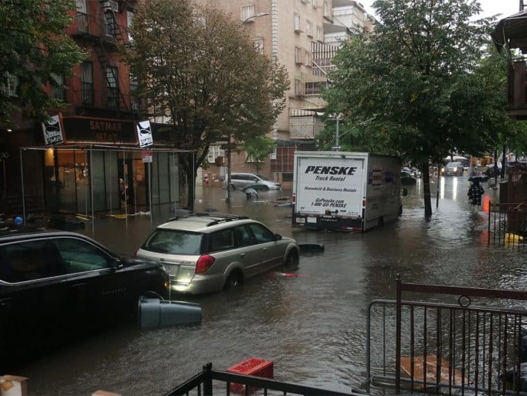 Streets were flooded in South Williamsburg as torrential downpours hit the city on Friday, Sept. 29 | Gwynne Hogan/THE CITY